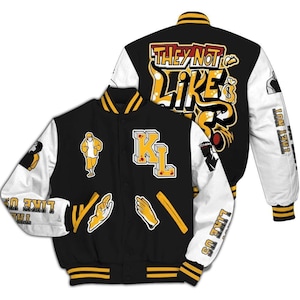 Chaqueta universitaria a juego con White Taxi 12s - Estampado integral con el lema "Dislike Us".
