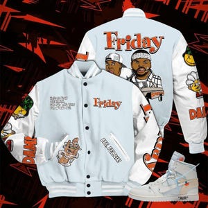 Puede incluir: Chaqueta universitaria azul claro con mangas blancas, con la palabra "Friday" en naranja. La chaqueta presenta ilustraciones y texto, incluyendo "DAMI", "BYE, FELICIA!" y "WEED IS ERCH THE EARTHL GOD FUY THR THAN FOR ME AND YOU". También se muestra un par de zapatillas blancas con el texto "AIR".