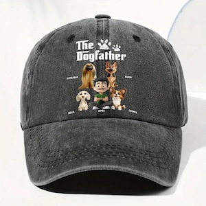 Può includere: Un berretto da baseball grigio antracite con una stampa grafica che riporta il testo The Dogfather, impronte di zampe, un personaggio centrale dei cartoni animati chiamato James e quattro cani illustrati chiamati Longyear, Karsh, Bella e Cooper.