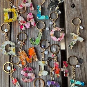Chaveiro com letras de resina floral personalizado em cores sortidas com pingentes