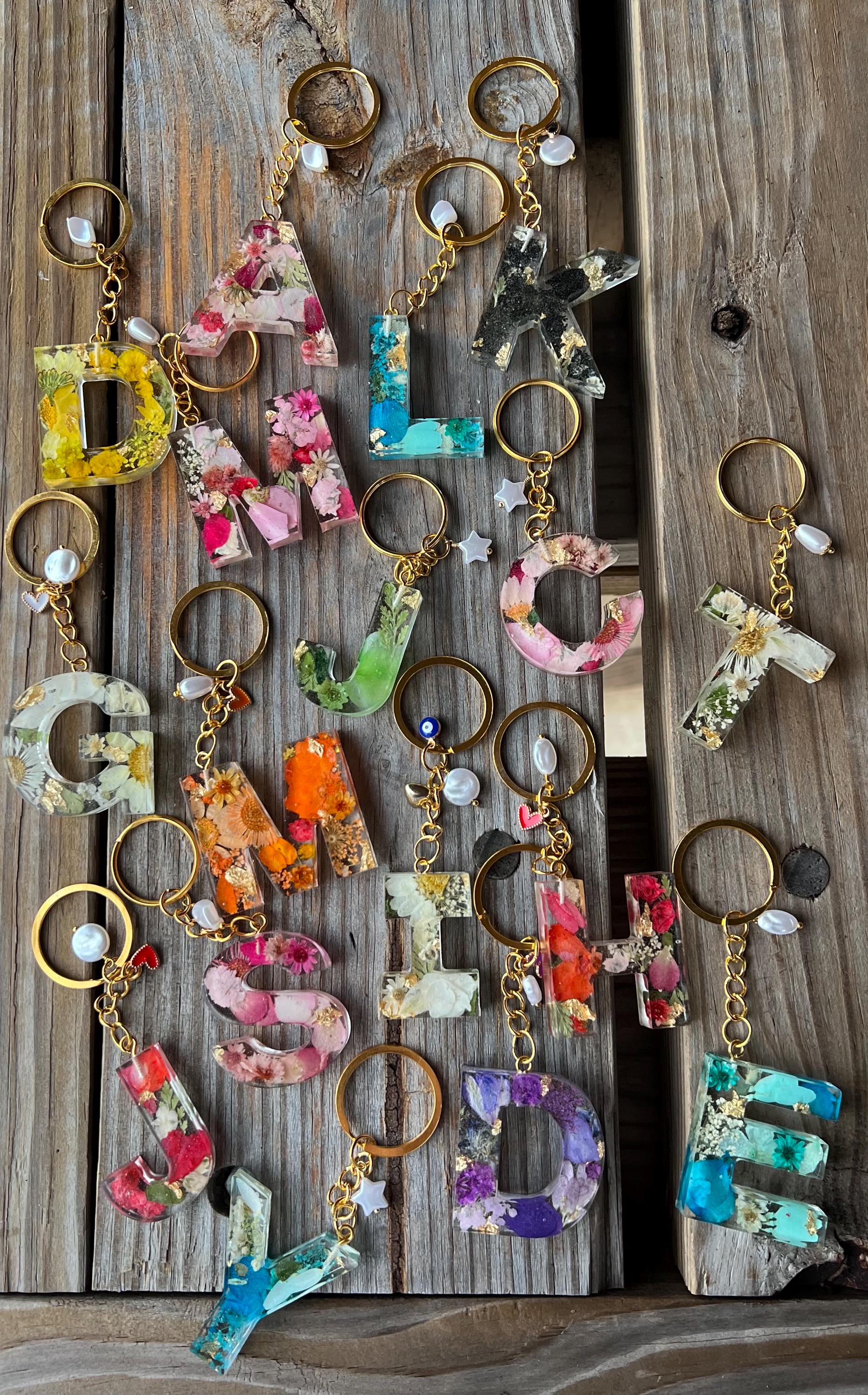 Buying Guide | MECCANIXITY Initial Letter Keychain, Cute Flower