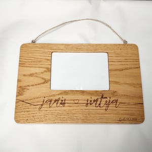 Marco de fotos de madera de roble personalizado con colgador: decoración de pared grabada personalizada