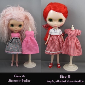 K&ouml;nnte beinhalten: Zwei Puppen mit unterschiedlichen Frisuren und Kleidern. Eine Puppe hat rosa Haare und ein schwarz-wei&szlig;es Blumenkleid. Die andere Puppe hat rotes Haar und ein rot-wei&szlig; kariertes Kleid. Die Kleider werden auf kleinen Schaufensterpuppen ausgestellt. Der Text auf dem Bild lautet "View A Sleeveless Bodice" und "View B simple, attached sleeves bodice."