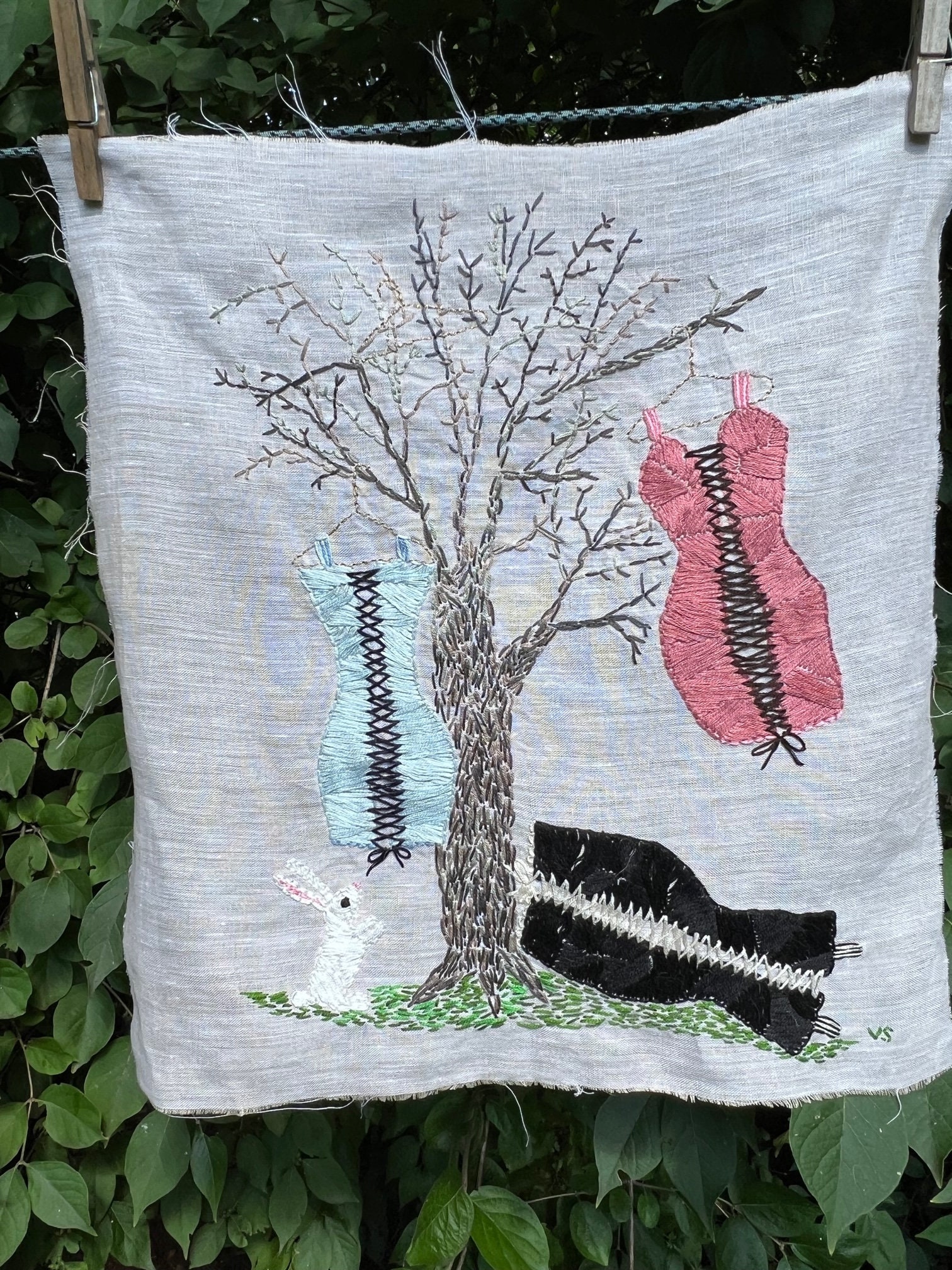 Korsett. Original Stickerei von Vivienne Strauss.