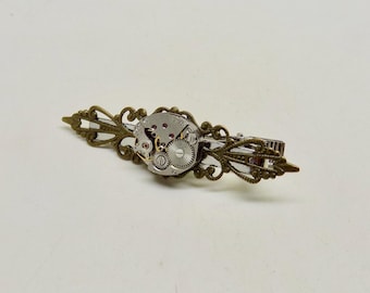 Pinza para corbata Steampunk: Filigrana victoriana de latón, reloj vintage
