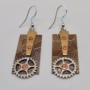 Boucles d&#39;oreilles steampunk. Boucles d&#39;oreilles en métal mixte.
