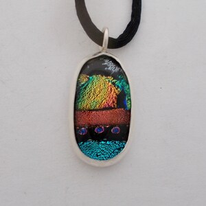Dichroic Anhänger in Silberfassung.
