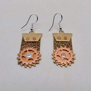 Boucles d&#39;oreilles steampunk. Boucles d&#39;oreilles en métal mixte.