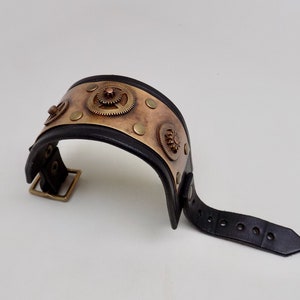 Steampunk Leather Cuff Bracelet: Vintage Clock Gears
