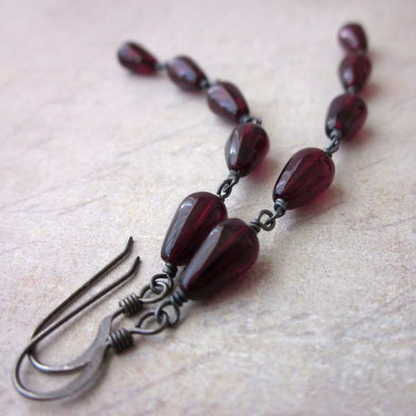 Bloodlust oorbellen - rode glas teardrops