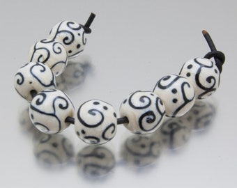 Lampwork bead set: Helix in ivory and black - 8 beads. Lampwork by Jennie Yip