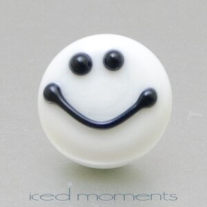 Anstecknadel - Smile :-) in Weiß und Schwarz. Lampwork-Glas von Jennie Yip