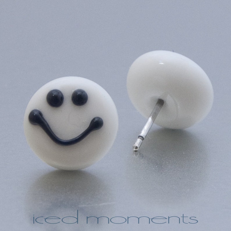 Stud earrings Smile : White and black lampwork glass and sterling silver by Jennie Yip image 2