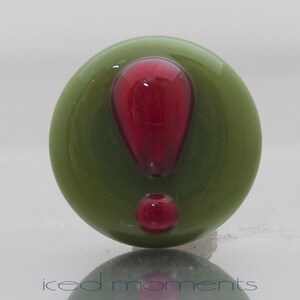 Lapel pin - Exclamation mark in olive green and red - lampwork glass - Jennie Yip