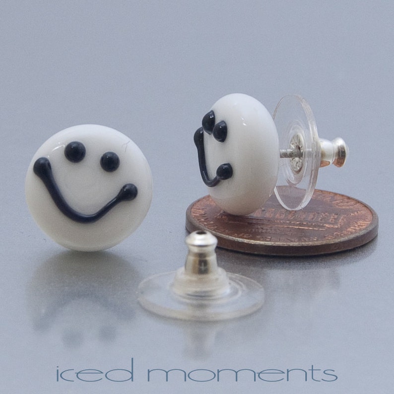 Stud earrings Smile : White and black lampwork glass and sterling silver by Jennie Yip image 4