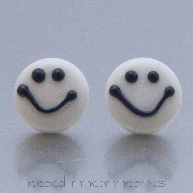Stud earrings Smile : White and black lampwork glass and sterling silver by Jennie Yip image 1