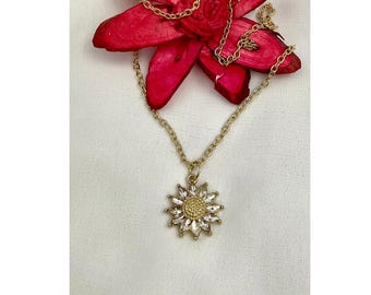Gold Daisy Pendant Necklace - Delicate Flower Charm Necklace - Minimalist Boho Jewelry - Nature-Inspired Gift - Gold Chain Necklace