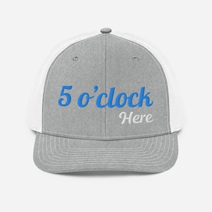 Ergens 5 uur? Nee, hier! Geborduurde grijs-witte truckersnapback