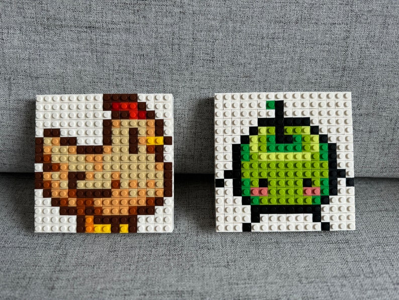 Op de afbeelding: Twee pixel art-moza&iuml;eken, een van een bruine kip en de andere van een groene appel met een gezicht. Beide zijn gemaakt van witte, bruine, groene en gele LEGO-stenen van plastic.