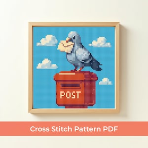 Può includere: Un modello a punto croce incorniciato con un piccione pixelato che tiene una lettera, appollaiato su una cassetta postale rossa con la scritta "POST". Lo sfondo è un cielo blu con nuvole pixelate bianche. Il testo "Cross Stitch Pattern PDF" è in basso.