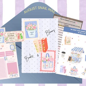 Peut inclure: Un ensemble de papeterie comprenant une enveloppe bleue marquée AUGUST SNAIL MAIL, une fiche de critique de livre, un ticket de marché aux fleurs et des planches d'autocollants illustrant des livres, des chariots de fleurs et des bouquets avec du texte.