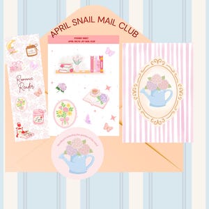 Peut inclure: Divers éléments de papeterie, dont des autocollants, des marque-pages et des cartes, disposés sur une enveloppe pêche. Les articles présentent des illustrations florales et sur le thème des livres dans des tons pastel roses, bleus et jaunes. Le texte comprend "April Snail Mail Club" et "Romance Reader."