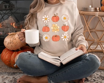 Retro Daisy Pumpkin Sweatshirt: Vintage Floral Fall Graphic