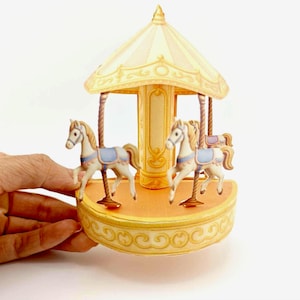PickScene Golden Fantasy Carousel — Diorama in miniatura con sfondo cielo rosa e viola