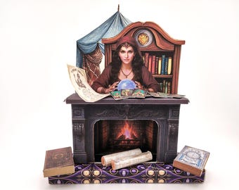Puede incluir: Diorama de papel detallado de una escena de adivinación. Una mujer con una capucha roja está sentada detrás de una mesa con una bola de cristal, cartas del tarot y un pergamino. También hay una chimenea, una estantería y libros.