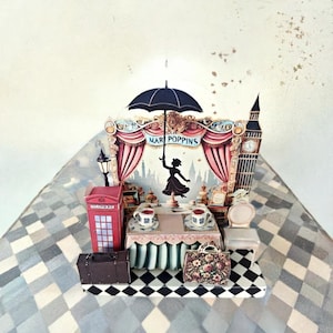 Pick Scene Mary Poppins standaard in Engelse stijl, creatieve achtergrond, miniatuurset, schattig theekopje, leren tassen, telefoonstandaard