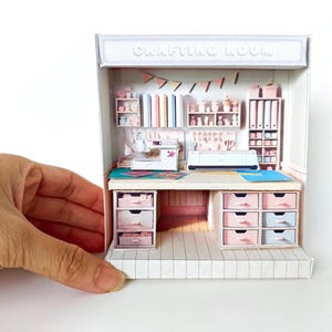 Pick-Szene Rosa Bastelzimmer -süsses Zimmer, nähen, Papier basteln, Tisch, bezahlbarer Puppenhaus-Miniatur-Bausatz, kleiner als 1:12