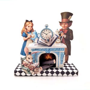 Puede incluir: Diorama caprichoso con temática de Alicia en el país de las maravillas, con Alicia, el Sombrerero Loco y un conejo blanco. La escena incluye una chimenea, un reloj y un libro abierto, todo sobre una base a cuadros en blanco y negro. Los personajes son de colores vibrantes.
