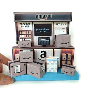 PickScene Amazon Counter - Kit de cenário em miniatura faça você mesmo, modelo para download instantâneo, presente, balcão de entrega de pacotes em miniatura