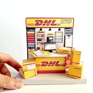 Mostrador de entrega exprés de DHL de PickScene: kit de escenografía en miniatura para armar, plantilla de descarga instantánea, regalo, caja en miniatura, mini entrega, caja de regalo