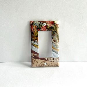 Könnte beinhalten: Ein Lichtschalter-Abdeckung mit einem Vintage-Blumendesign mit einer Frau in einem Kleid, Blumen und dem Text "Happy Valentine".
