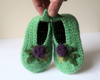 Lambswool baby shoes/ slippers in pixie green - 6/12 months