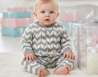 Personlig stickad babyoverall, slitstark arvsmönstrad sparkdräkt för småbarn | Modern vintage chevronbody | Neutral dopoutfit fotorekvisita