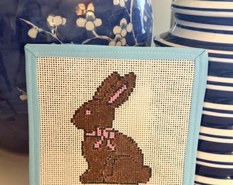 Toile de lapin de Pâques au chocolat avec nœud rose – 13 mailles – Ornement de Pâques printanier peint à la main