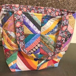 Strandtasche/Umhängetasche aus vintage Baumwollstoffen mit Patchwork-Schnur-Quilt-Design. 13 1/2 "h x 11" b x 6 "d. Kostenloser Versand.