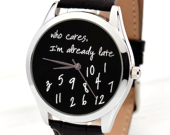 Who Cares, I'm Al Late Watch - zwarte herenhorloge - dameshorloges - grappig cadeau voor haar - cadeau beste vriend - ongebruikelijk cadeau - GRATIS VERZENDING