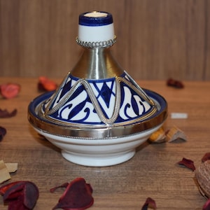 Kleine Oosterse Tajine – Blauw Marokkaans keramiek met zilveren metalen afwerking, handgemaakt aardewerk uit Fez, authentieke Marokkaanse decoratie