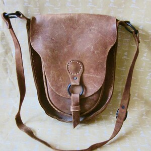 Vintage Saddle Leather Bag Distressed 70s HandMade Leather Bag Unisex Brown Shoulder Bag CrossBody Purse Toggle Closure Adjustable Strap