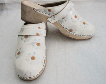 Vintage Clogs Sweden White Clogs w/ Daisy Flowers Moheda Toffeln Daisy Wood Clogs 37 - 37.5 Size Lightly Used Clogs Vtg Floral Leather Clogs