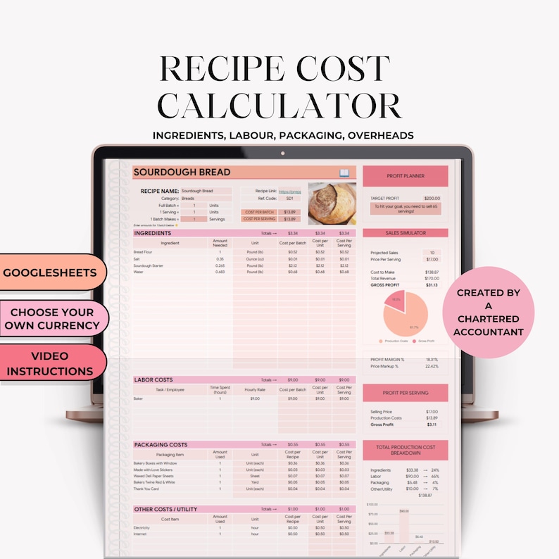 Puede incluir: Una pantalla de port&aacute;til muestra una calculadora de costes de recetas para pan de masa madre. La interfaz incluye secciones para ingredientes, mano de obra, embalaje y gastos generales. El texto incluye "Google Sheets", "Choose Your Own Currency" y "Video Instructions".