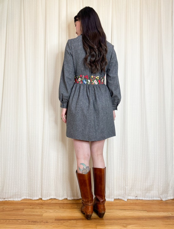 70s grey embroidered floral dress - image 3