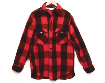 vintage WOOLRICH / 80's classic lumberjack plaid WOOL shirt jacket / red and black buffalo checks / size L