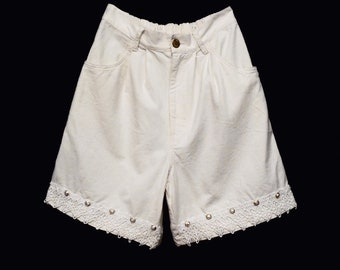 80's high waisted pleated shorts / baggy wide leg trouser shorts / off white cotton muslin / lace trim / made in USA / size medium