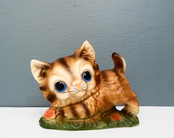 60's made in Japan kitty cat figurine / vintage BIG EYE ginger tabby / matte finish