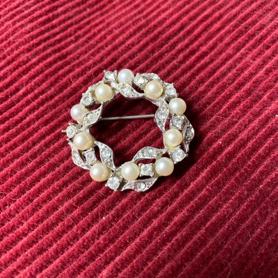 Vintage Richelieu Pearl & Crystal Wreath Brooch - image 1