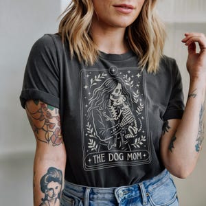 Das Hundemama Tarot Karte T-shirt | Vintage Skelett-Grafik-Hemd | Gruseliges ästhetisches Geschenk für Hundeliebhaber | Retro Hunde Mama T-Shirt | Tarot Karte